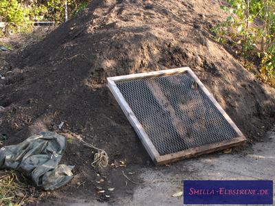 Gesiebter und zur Verarbeitung vorbereiteter Gartenkompost Gesiebter und zur Verarbeitung vorbereiteter Gartenkompost